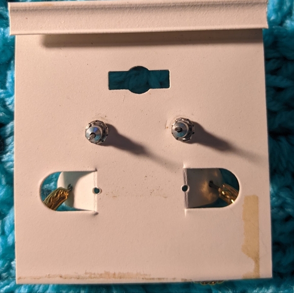 White Stag Set Of Two Gold Tone Pierced  Earrings - Picture 4 of 4